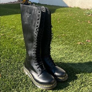 Dr. Martens 20 eyelet boot Size 8